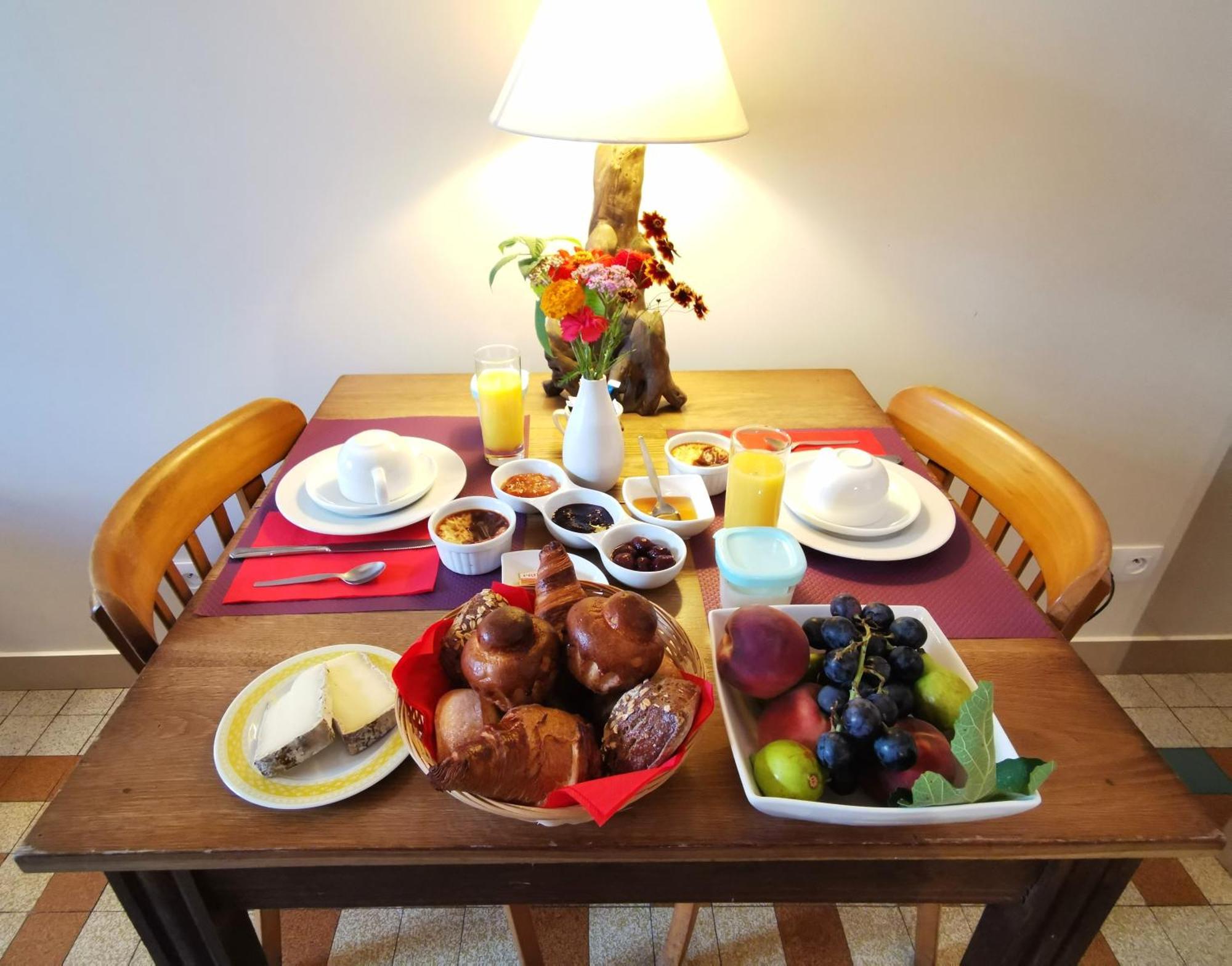 Logis Hotel Restaurant La Barguillere Saint-Pierre-de-Riviere Екстер'єр фото